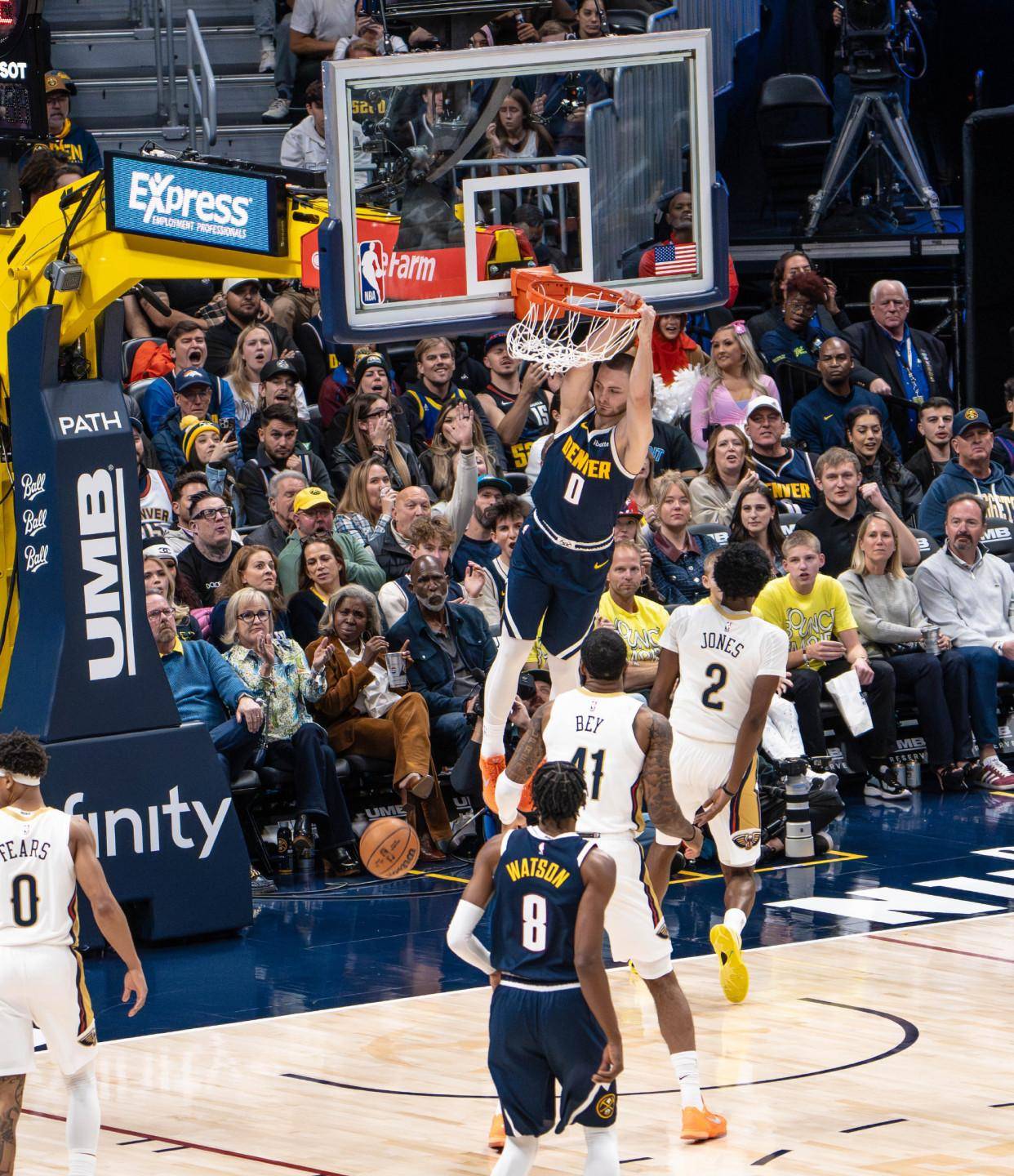 掘金大胜鹈鹕,约基奇暴扣风头无两 掘金大胜鹈鹕,约基奇暴扣风头无两