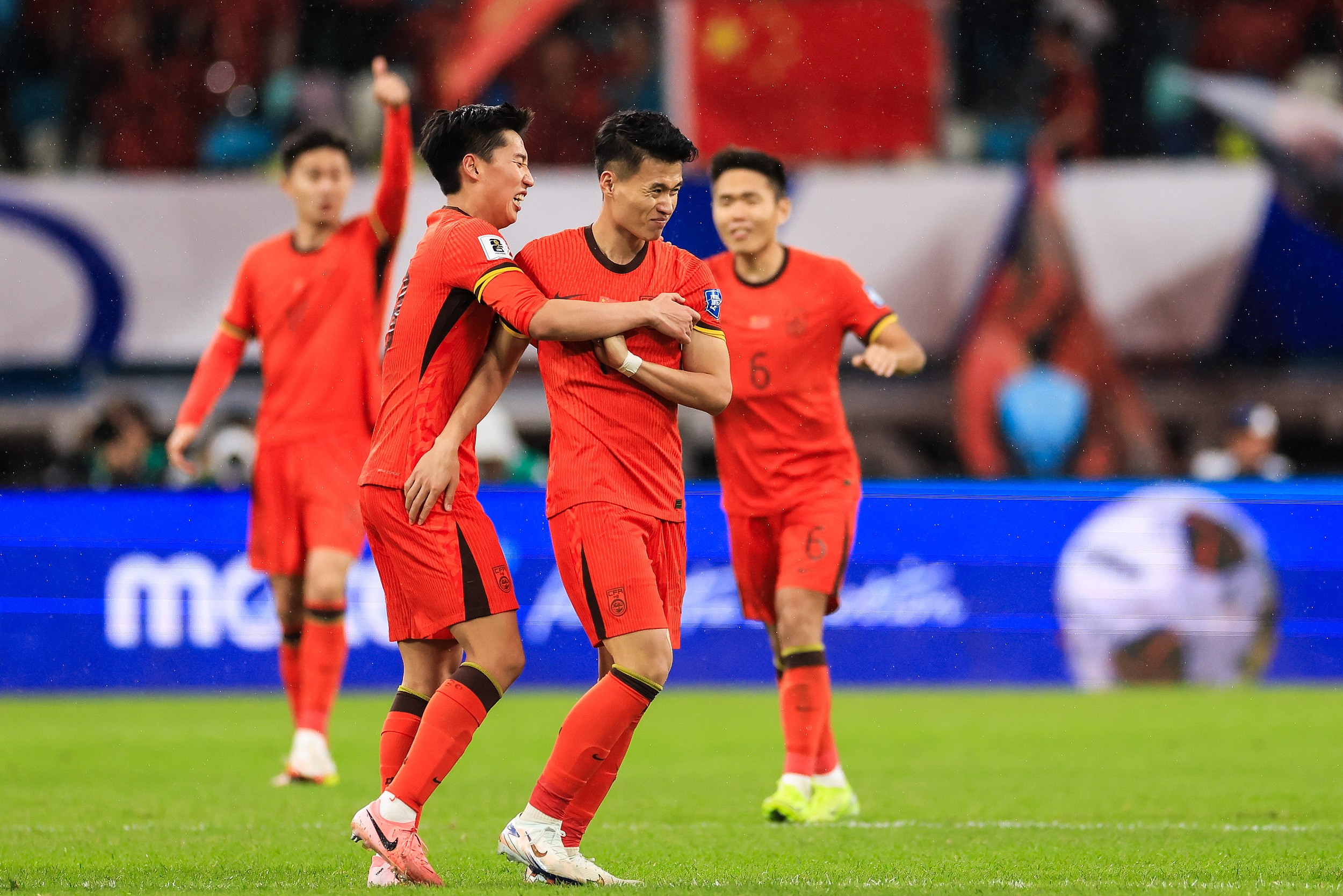 包含战胜劲敌的胜利，球员表现抢眼的词条