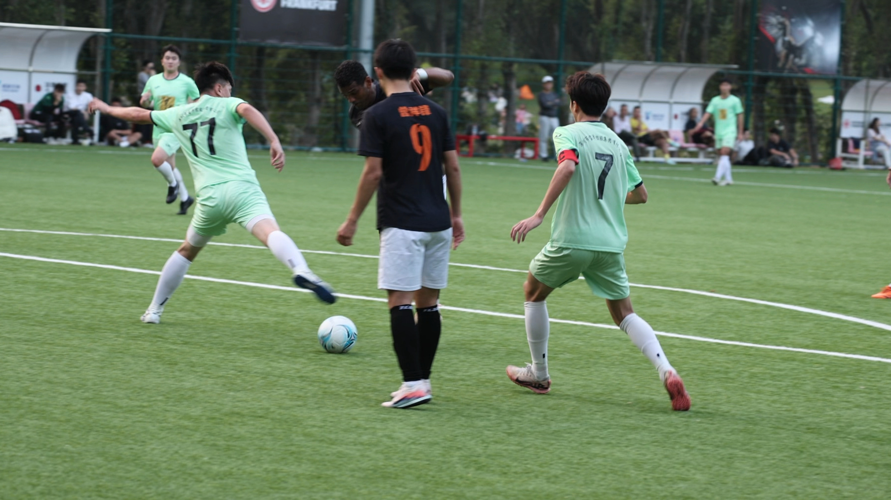 足球赛场上的精彩瞬间令人震撼 足球赛场上的精彩瞬间令人震撼