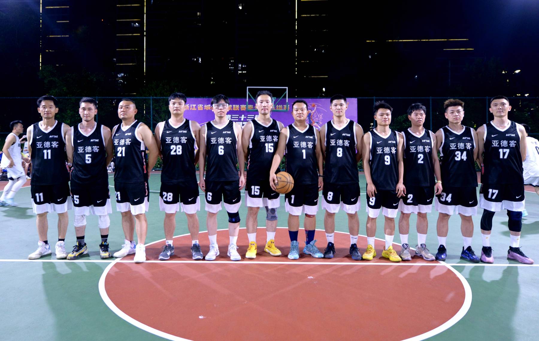 世界各国篮球队员齐聚一堂，精彩比拼不容错过的简单介绍