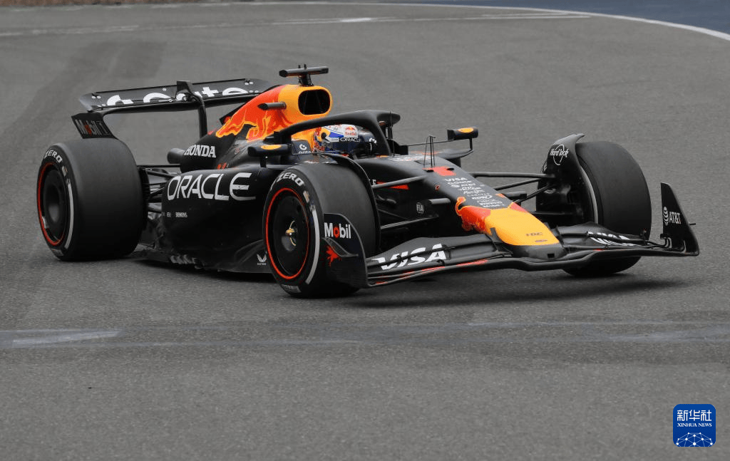 哈斯车队险胜红牛二队，塞恩斯统治全场的简单介绍