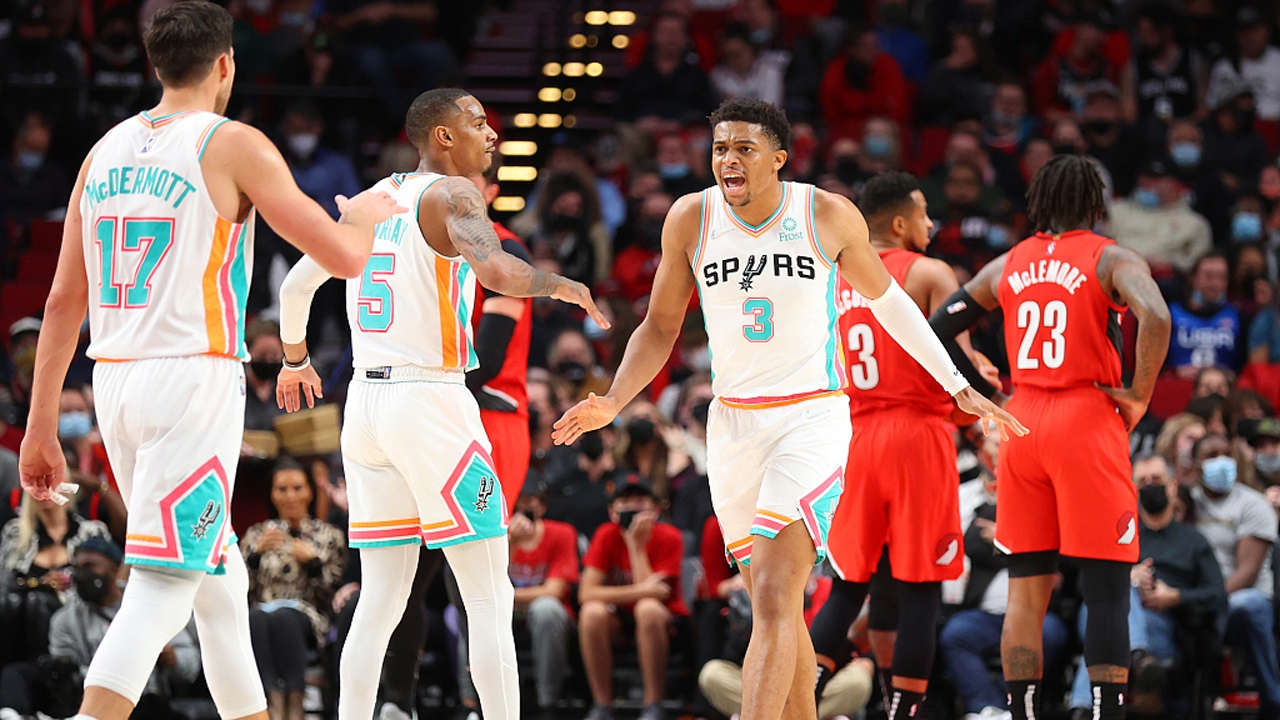 马刺完胜国王,麦科勒姆绝境逆转 马刺完胜国王,麦科勒姆绝境逆转