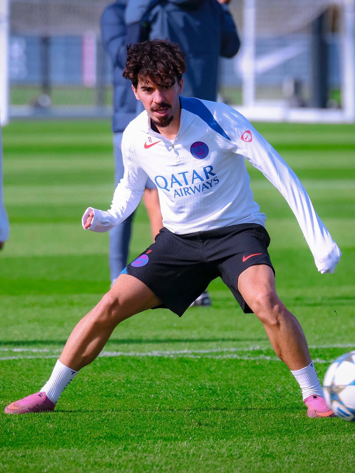 包含巴黎圣日耳曼强势晋级，大胜对手晋级八强的词条