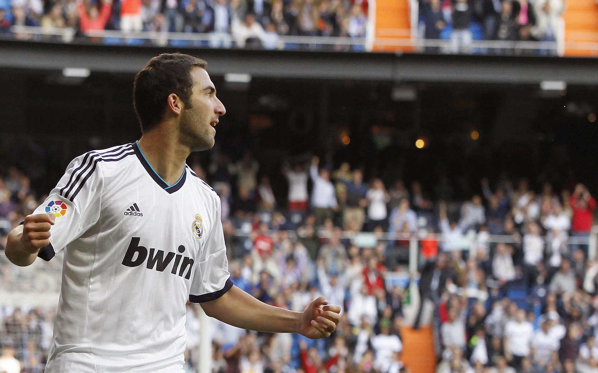 巴斯托尼存在感拉满,牙买加争冠战智利,一场定义唯一的足球对话