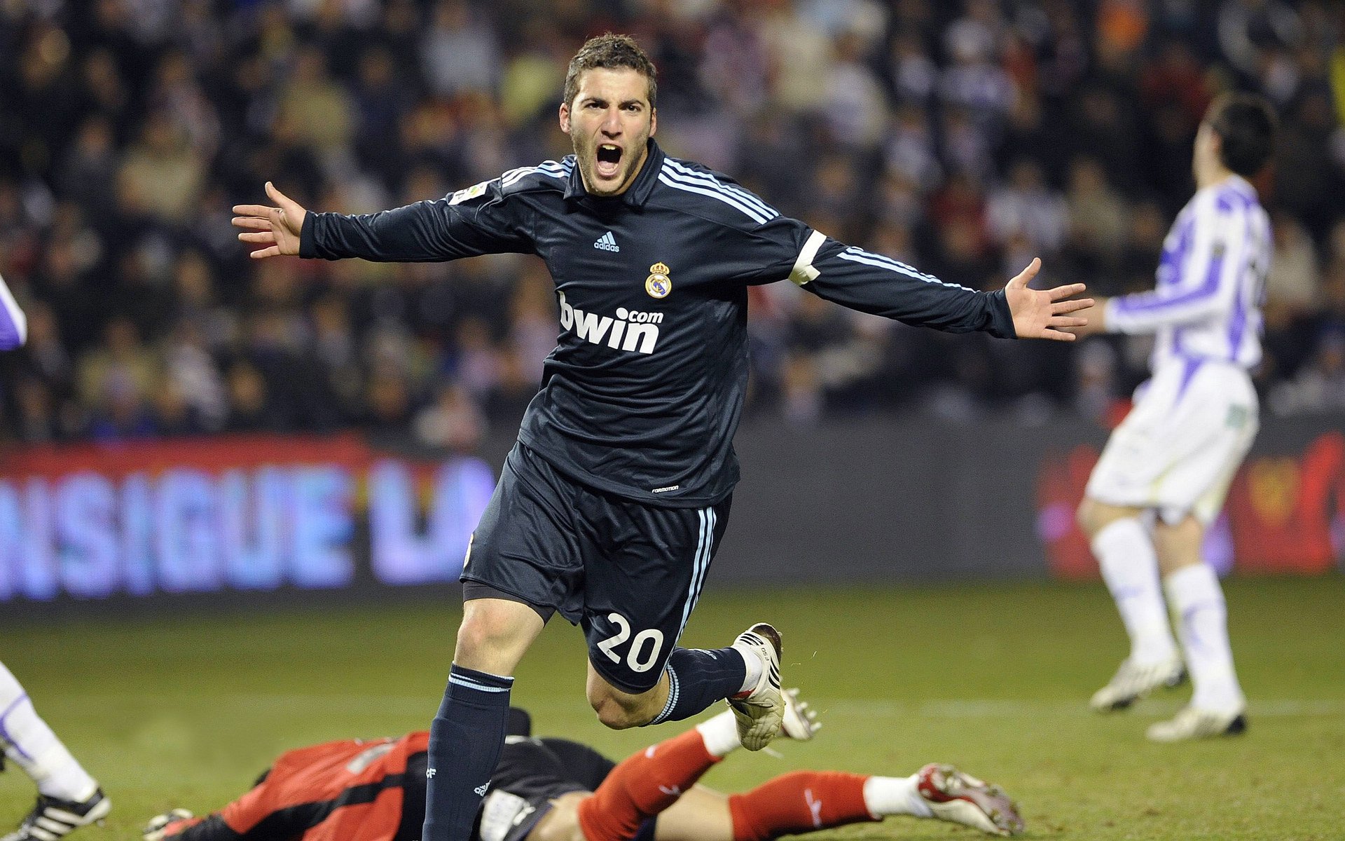 赛场双城记，德甲争冠的战术博弈与湖人得分的艺术压制